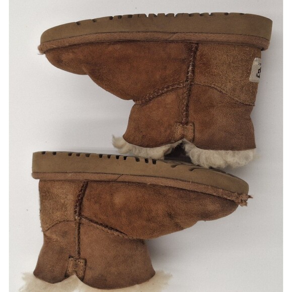 UGG Bailey Button Size 9 Kids Brown Fashion Boots Fall Winter Kids Shoes Issues - Picture 11 of 15